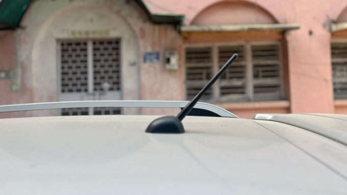 Why antenna installed on the roof of the cars