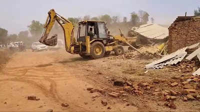 मध्यप्रदेश: ASI को कुचलने वाले रेत माफिया और ड्राइवर के घर पर चला बुलडोजर, अवैध निर्माण को किया गया जमींदोज