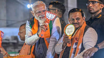 BJP कैंडिडेट रमेश अवस्थी के लिए पीएम मोदी ने त्रिशूल धारण कर कानपुर में किया रोडशो, जयकार और फूलों से स्वागत