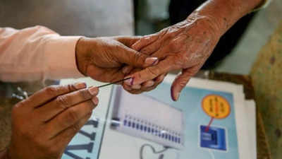 மக்களவைத் தேர்தல் 3ஆம் கட்ட வாக்குப்பதிவு: மோடி, அமித்ஷா வாக்களிக்கின்றனர்!