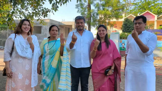 रोहित पवारांच्या कुटुंबाने पार पाडला मतदानाचा अधिकार