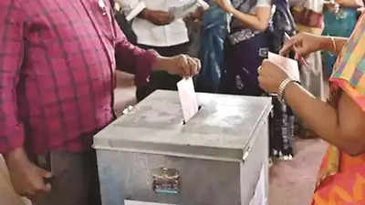 AP Elections: ఏపీలో పోస్టల్ బ్యాలట్ ఓటర్లకు ప్రలోభాలు.. డబ్బులు ట్రాన్స్‌ఫర్ చేసేందుకు అతి తెలివి!