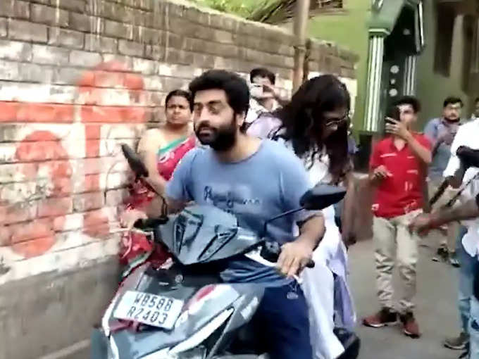 arijit-singh-wife-scooty