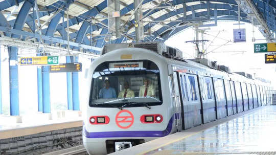 दिल्ली मेट्रो की वॉयलेट लाइन पर 45 मिनट तक खड़ी रही ट्रेन, लोग बोले- कैब बुक करके जाना पड़ा