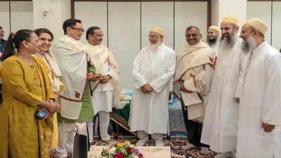 मोदी की मुस्लिमों से अपील और उनके खास मंत्री की ये तस्वीरें, क्या आधे चुनाव के बाद भाजपा ने बदल दी अपनी चुनावी रणनीति