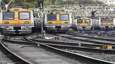 एक्सप्रेस ट्रेनें बिगाड़ रही EMU की रफ्तार, सुबह के समय पलवल से चलने वाली ट्रेन हो रही लेट, यात्री परेशान