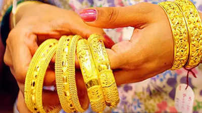 Gold Silver Price: अक्षय तृतीया पर 3,000 रुपये सस्ता मिल रहा सोना, एक्सपर्ट्स ने कहा... लूट लो