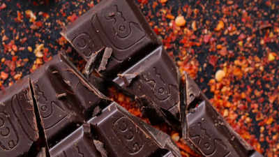 Dark Chocolate For Heart: डार्क चॉकलेट का सेवन हार्ट के लिए है अच्छा, इसके और भी हैं कई हेल्थ बेनिफिट्स