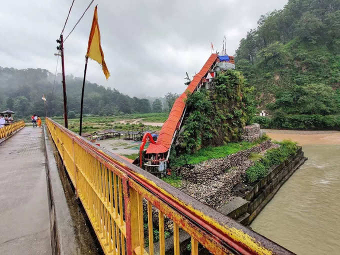 तिरपाल से किया कवर