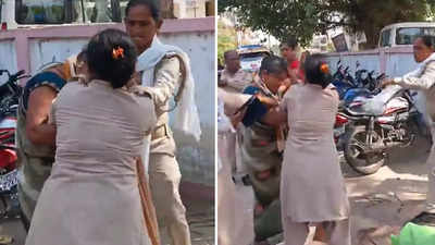 Jhansi Woman Police: झांसी महिला पुलिस ने सब्जी बेचने वाली को बुरी तरह से पीटा, वीडियो देखकर भड़क गई इंटरनेट की जनता