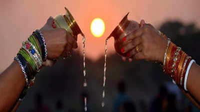 Surya Dev Puja Vidhi: সকালে সূর্য দেবতাকে জলের অর্ঘ্য দেওয়ার সঠিক সময় ঠিক কখন? জানুন সুর্য আরাধনার পদ্ধতি