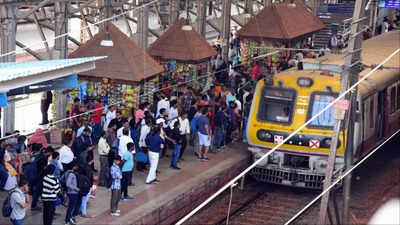 लोकल से यात्रा करने वाले मुंबईकर ध्यान दें, सेंट्रल रेलवे-हार्बर लाइन में कल मेगा ब्लॉक, टाइम टेबल पढ़ें
