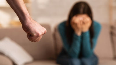मेरी कहानी: मेरे पति ने मुझे थप्पड़ मारा और अब उन्हें दुख हो रहा है, मुझे क्या करना चाहिए?