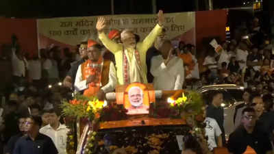LIVE: पटना रोड शो में लोगों का अभिवादन स्वीकार कर रहे PM मोदी, साथ में CM नीतीश कुमार, रवि शंकर प्रसाद और सम्राट चौधरी मौजूद