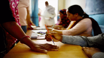 Loksabha Election: मतदान केंद्रावर मोबाईल वापरण्यास बंदी, आढळल्यास कारवाई होणार, जिल्ह्याधिकाऱ्यांचे आदेश