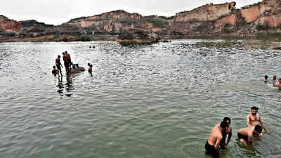 फरीदाबाद की सिरोही झील में दिल्ली से नहाने आए 3 दोस्त डूबे, एक को लोगों ने बचाया, दो की मौत