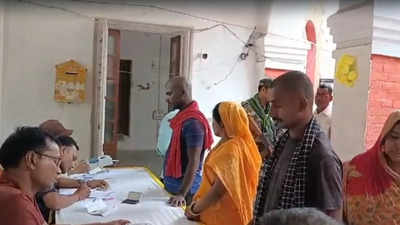 मुंगेर लोकसभा सीट पर वोटिंग अपडेट: बूथ संख्या 145, 146 पर दो गुटों में भिड़ंत, पुलिस ने भांजी लाठी, बाकी जगह वोटरों का जोश हाई