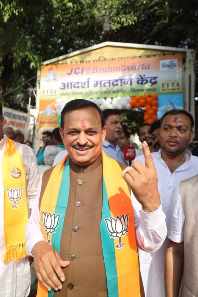 कानपुर से बीजेपी प्रत्‍याशी रमेश अवस्‍थी ने डाला वोट