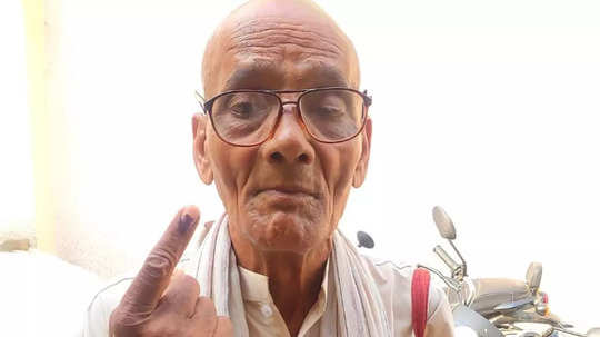 कानपुर में पहले मतदान किया, फिर भाई का अंतिम संस्कार