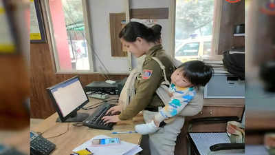 बच्चे को पीठ से बांधकर मां कर रही थी काम, दिल्ली पुलिस की महिला अधिकारी की तस्वीर ने लोगों का दिल जीत लिया!