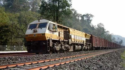 Indian Railways: ശുചിമുറിയിൽ പോകാൻ കടമ്പകളേറെ; വനിതാ ലോക്കോ പൈലറ്റുകൾ ദുരിതത്തിൽ