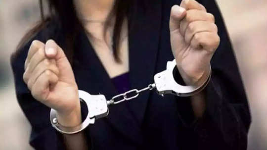 अमरोहाः जिला पंचायत सदस्य का पति अवैध हथियारों के साथ गिरफ्तार, जेल जाते ही बिगड़ी तबीयत
