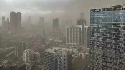 मुंबई में धूल भरी आंधी के बाद मौसम ने मारी पलटी, शहर में सीजन की पहली बारिश
