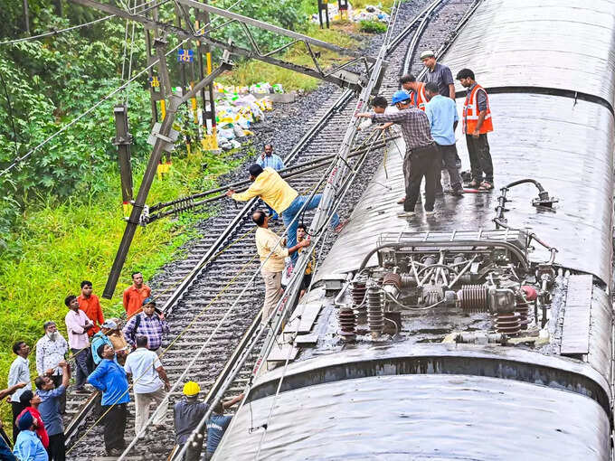 लोकल भी प्रभावित हुई 