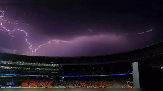 आसमान में चमके बादल, स्टेडियम में लगातार बारिश और गुजरात की उम्मीदों पर फिरा पानी