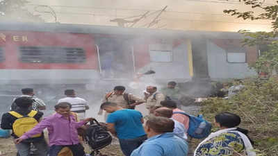 बाराबंकी: देहरादून हावड़ा एक्सप्रेस ट्रेन में आग लगने की सूचना पर मचा हड़कंप, धुएं से घिरी बोगी