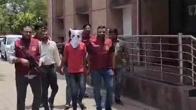 दिल्ली में वांटेड क्रिमिनल के साथ पुलिस की मुठभेड़, कांस्टेबल के बुलेट प्रूफ जैकेट पर लगी गोली