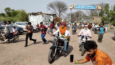 जेजेपी प्रत्याशी राहुल फाजिलपुरिया ने उड़ाई नियमों की धज्जियां, कार्यकर्ताओं के साथ बिना हेलमेट दौड़ाई बाइक