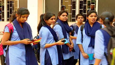 KK Pathak News: सरकारी स्कूलों में पढ़ने वाले छात्र-छात्राओं के लिए खुशखबरी, दो जोड़ी यूनिफॉर्म के साथ मिलेंगे जूते-मोजे