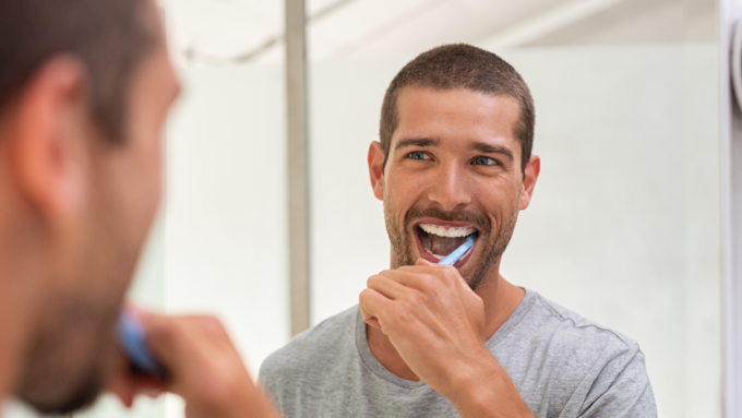 दांतों को ब्रश करते समय कौन सी गलती करते हैं लोग