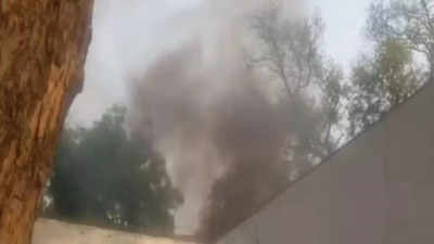 आसमान में उठा धुएं का गुबार... दिल्ली BJP ऑफिस में लगी आग, सामने आया वीडियो