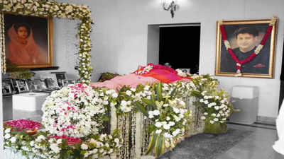 माधवी का माधव से मिलन: अंतिम सफर पर निकली राजमाता, राजसी परंपरा के साथ हुआ अंतिम संस्कार
