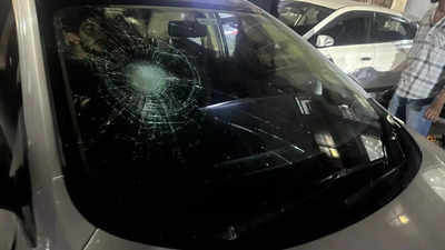 इतना गुस्सा! दिल्ली में कार टच हुई तो भाई-बहन को पीटा, गाड़ी का शीशा भी तोड़ दिया