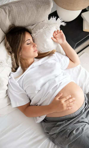 मैं गर्भवती हूं, क्या पेट के बल सो सकती हूं?