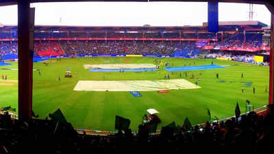 RCB vs CSK Pitch Report: बल्लेबाज बोलेंगे धावा या गेंदबाजों छुड़ाएंगे छक्के, बेंगलुरु और चेन्नई के मैच में कैसी होगी चिन्नास्वामी की पिच?