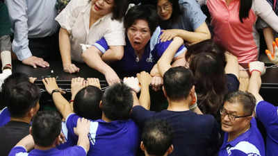 ताइवान की संसद बनी अखाड़ा, इस नए प्रस्ताव पर भिड़े सांसद, एक दूसरे पर बरसाए लात घूंसे