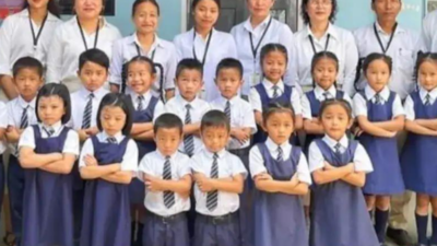 Judwa Bacche Viral Photo: मिजोरम के प्राइमरी स्कूल में एक साथ भर्ती हुए 8 जुड़वा बच्चे, हूबहू चेहरे देखकर टीचर भी कंफ्यूज