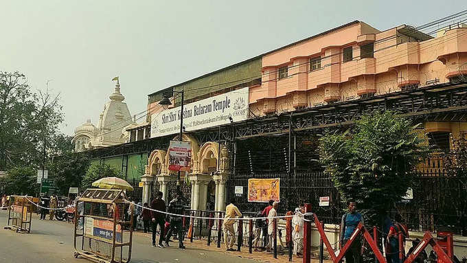 Saints remain engrossed in the worship of Bihari ji. 