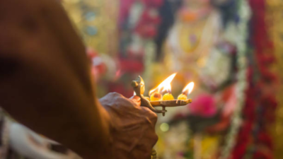 Things In Puja Room: ನಿಮ್ಮ ಮನೆಯ ದೇವರ ಕೋಣೆಯಲ್ಲಿ ಈ ವಸ್ತುಗಳಿದ್ದರೆ ಶುಭ.!