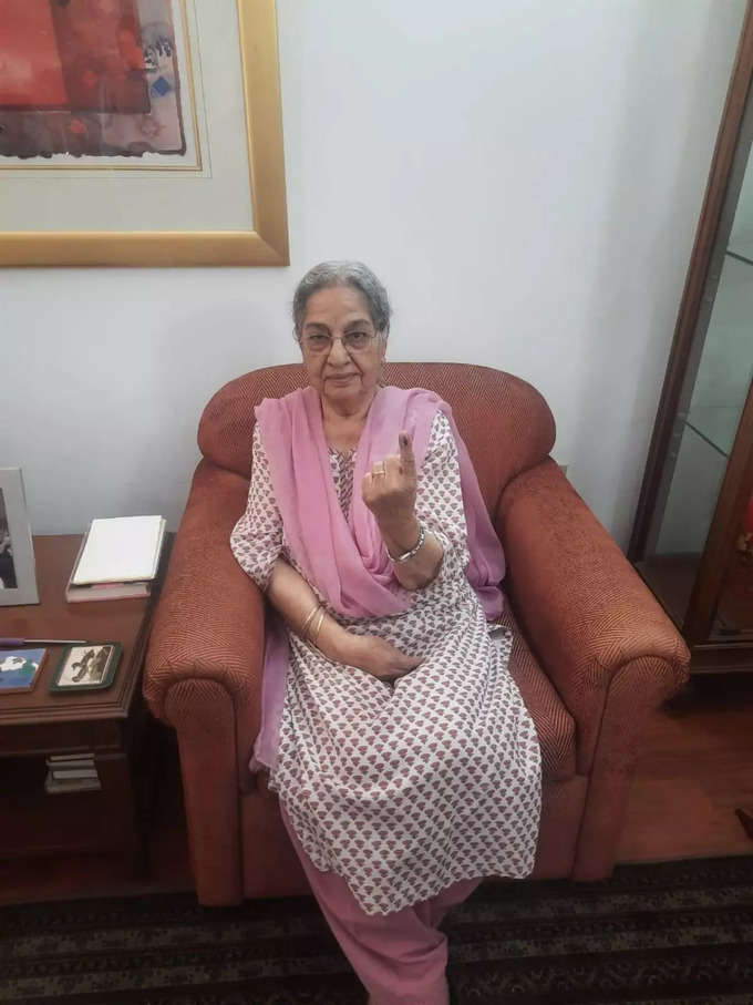 मनमोहन सिंह की पत्नी ने डाला वोट