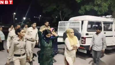 ढाबे में खाने के साथ मिल रहा लड़की का ऑफर, फोटो से तय हो रही कीमत, ग्राहक बनकर पहुंची पुलिस ने लड़कों के साथ पकड़ी 3 युवती