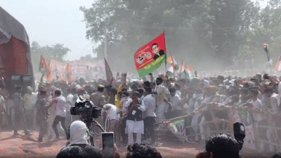 प्रयागराज के फूलपुर में राहुल और अखिलेश की रैली में भगद... 