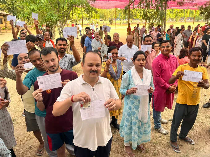 लखनऊ के गोमती नगर में वोटिंग के लिए समय से पहले लग गई वोटरों की कतार