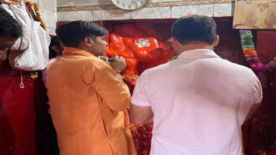 रायबरेली के हनुमान मंदिर में पूजा, फिर बूथ पहुंचे राहुल गांधी, बीजेपी कार्यकर्ताओं ने लगाए जय श्रीराम के नारे