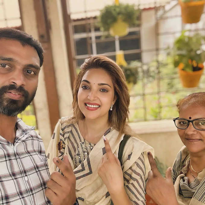 अभिनेत्री रुपाली भोसलेनं कुटुंबासोबत बजावला मतदानाचा हक्क