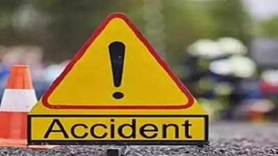DME पर डिवाइडर से टकराई कार, चारधाम यात्रा से लौट रहे महाराष्‍ट्र के कारोबारी की मौत, 2 घायल